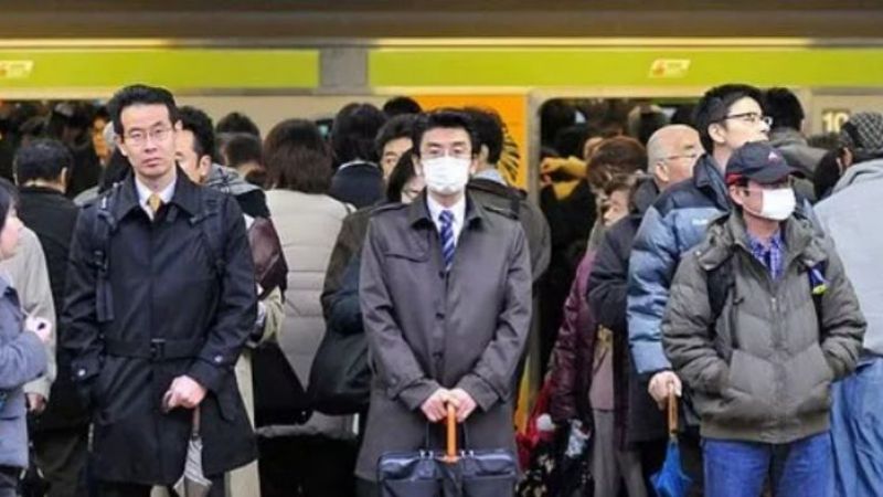 Metroya Binecek Kişiler, İneceklere Yer Vermek İçin Sıraya Giriyor